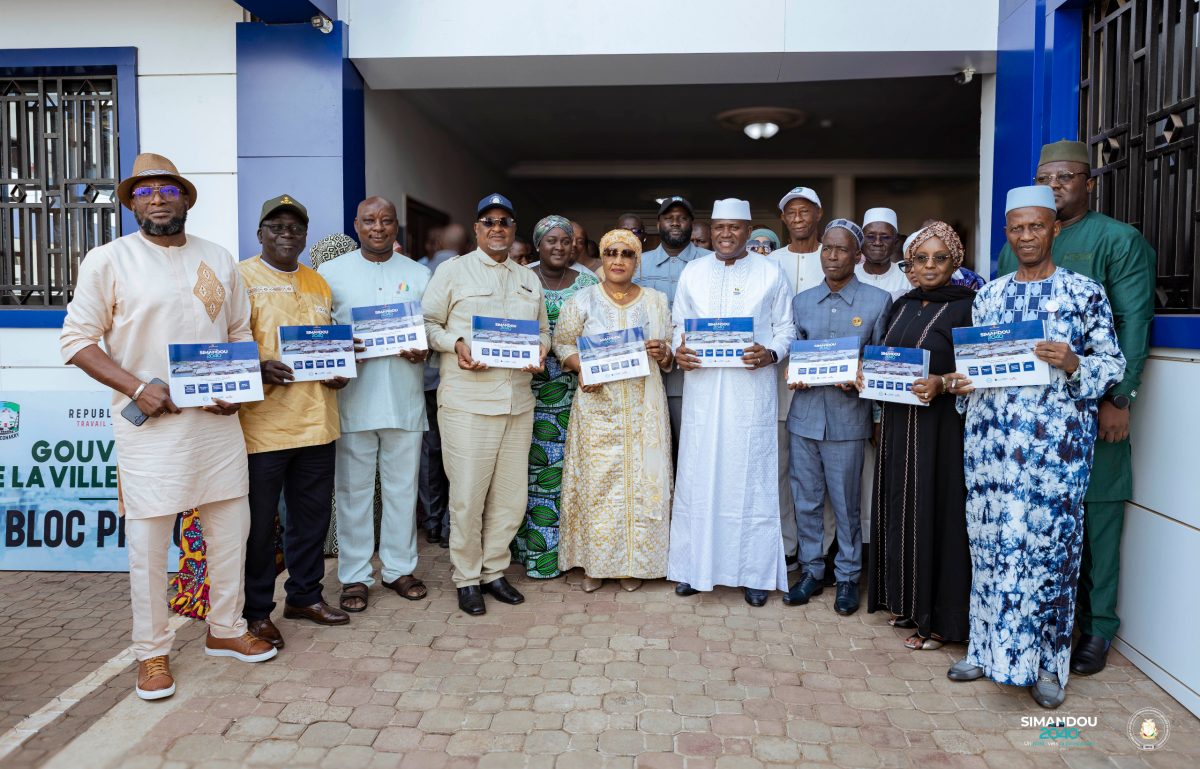 Vulgarisation du Programme Simandou 2040 : le Ministre Ismaël NABE remet officiellement des exemplaires au Gouvernorat de Conakry
