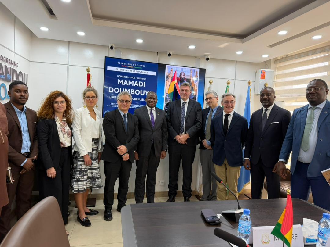 Corridor de Simandou : le Ministre Ismaël NABE reçoit les rapports d’analyses de la Banque mondiale des opportunités de développement socioéconomique